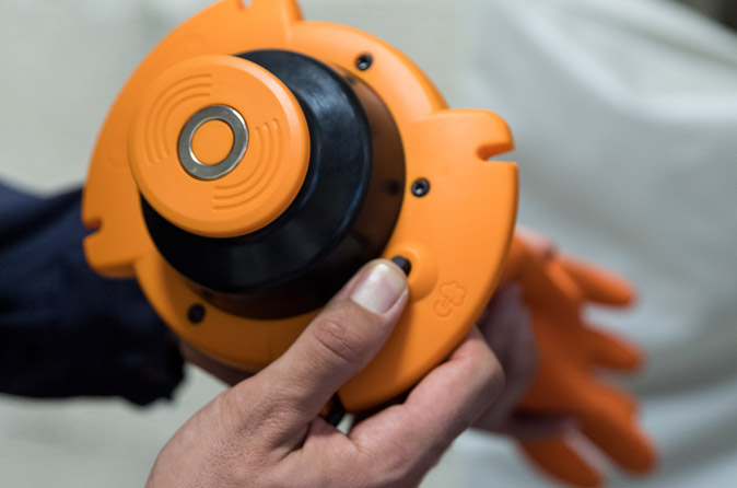 Assurez votre sécurité avec le Testeur pneumatique de gants isolants EOS